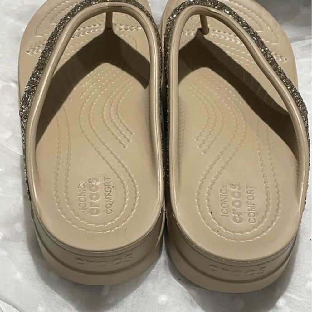 New women’s CROCS Iconic Comfort Tan Gold Glitter Flip Flops Size W7 - Picture 5 of 6